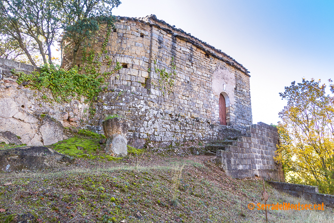 Costat nord de Santa Maria de Soriana amb part del fossar conservat. La Ribagorça d'Osca. Aragó. Montsec de l'Estall.