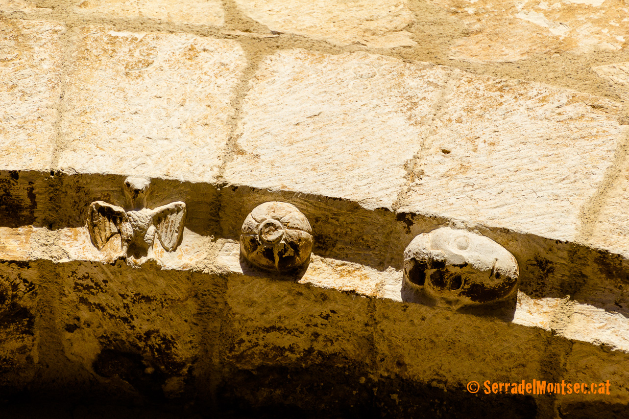 Caps zoomòrfics, figures senceres d'animals i simples esferes decoren l'aresta rebaixada de la portalada romànica de cinc arquivoltes, de finals del segle XII, de l'església de Sant Just i Sant Pastor de Fals. Tolba, Ribagorça d'Osca. Aragó, Montsec de l'Estall.