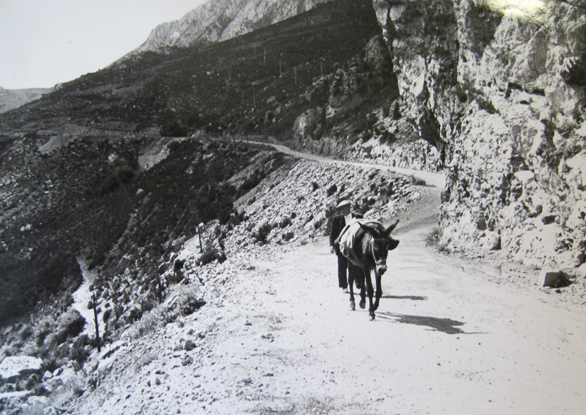 Fotografia antiga que mostra el pas fet excavat a la roca per la Mancomunitat al Congost de Mont-rebei.