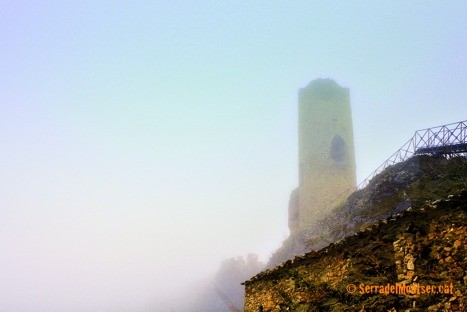 La torre d'Alsamora sota la boira. Sant Esteve de la Sarga, Pallars Jussà. Lleida, Catalunya. Montsec d'Ares.