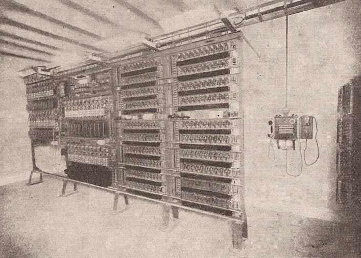 Imatge de la primera central telefònica automàtica de l'estat espanyol, instal·lada a la Plaça Mercadal, núm 51, de Balaguer l'any 1923.