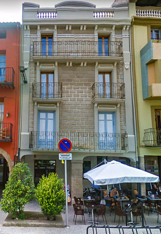 Plaça del Mercadal, 49, Balaguer. Edifici on la Mancomunitat de Catalunya va instal·lar la primera central pública telefònica de commutació automàtica de l'estat.