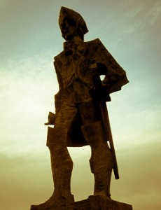 Gaspar de Portolà, de l’escultor Josep Maria Subirachs, a Linda Mar Beach, Pacifica, California. Estats Units d'Amèrica. Esisteix un rèplica a Arties (Vall d'Aran).