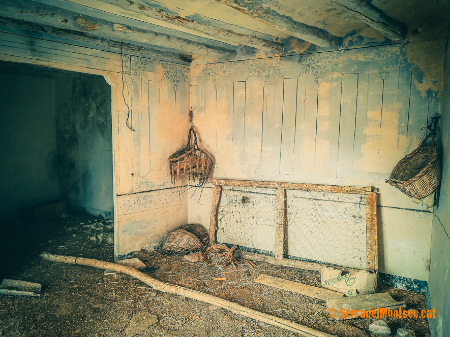 Dormitori d'una casa de que, una vegada abandonada, es va fer servir com a corral. L'Estall, Viacamp i Lliterà. Ribagorça. Osca, Aragó. Montsec d'Estall.
