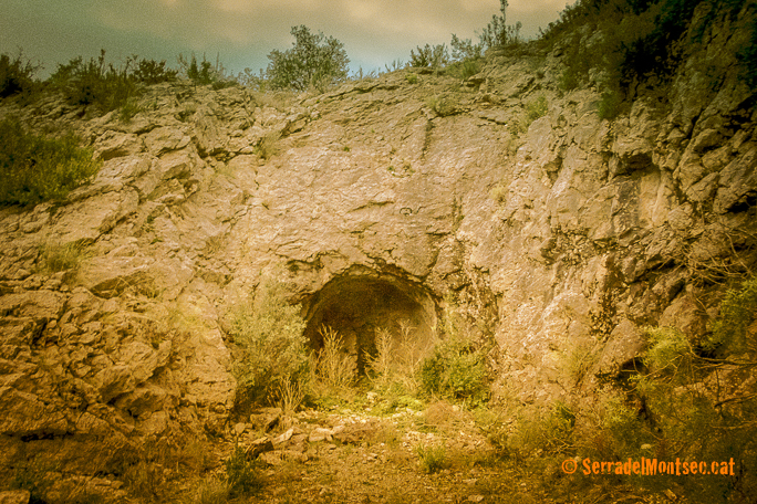 Antiga mina de lignit anomenada del Rojos o de Barmó a Pas Nou. Vilanova de Meia, La Noguera. Lleida, Catalunya. Montsec de Rúbies.