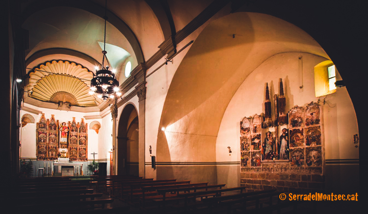 Interior de l'església de Sant Feliu i els dos retaules policromats esculpits en pedra. Alòs de Balaguer. La Noguera, Lleida. Catalunya, Montsec de Rúbies.