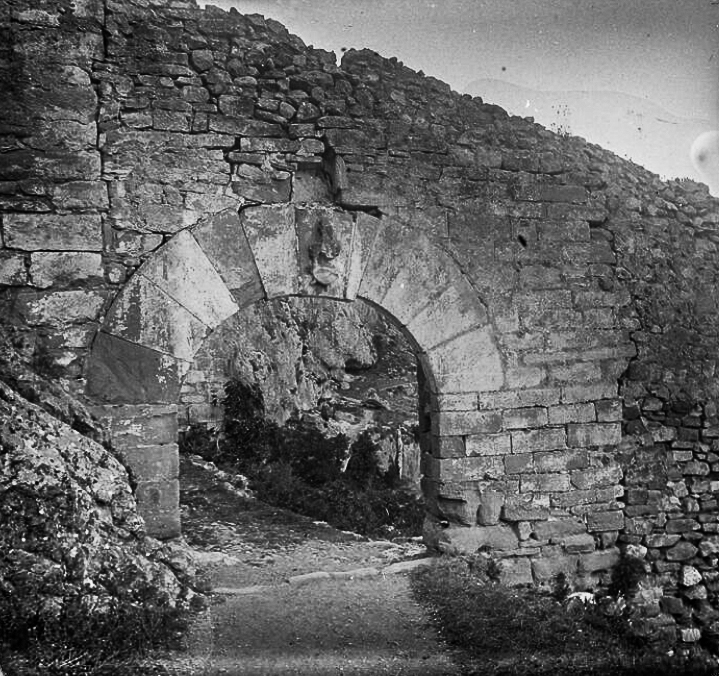 Antic Portal de Sant Jordi que menava cap Foradada i el Santuari del Salgar. Fotografia de 1920 Josep Salvany i Blanch (1866-1929). Fons Salvany.