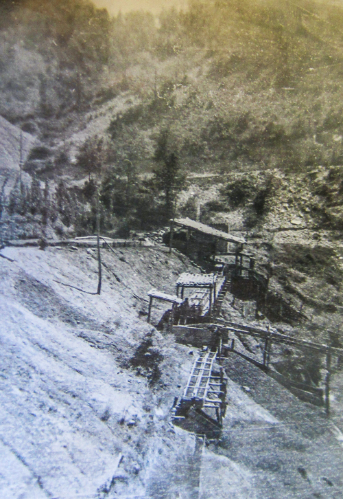 Fotografia antiga de les desaparegudes mines de lignit de Corçà, a la boca sud del Congost de Mont-rebei.